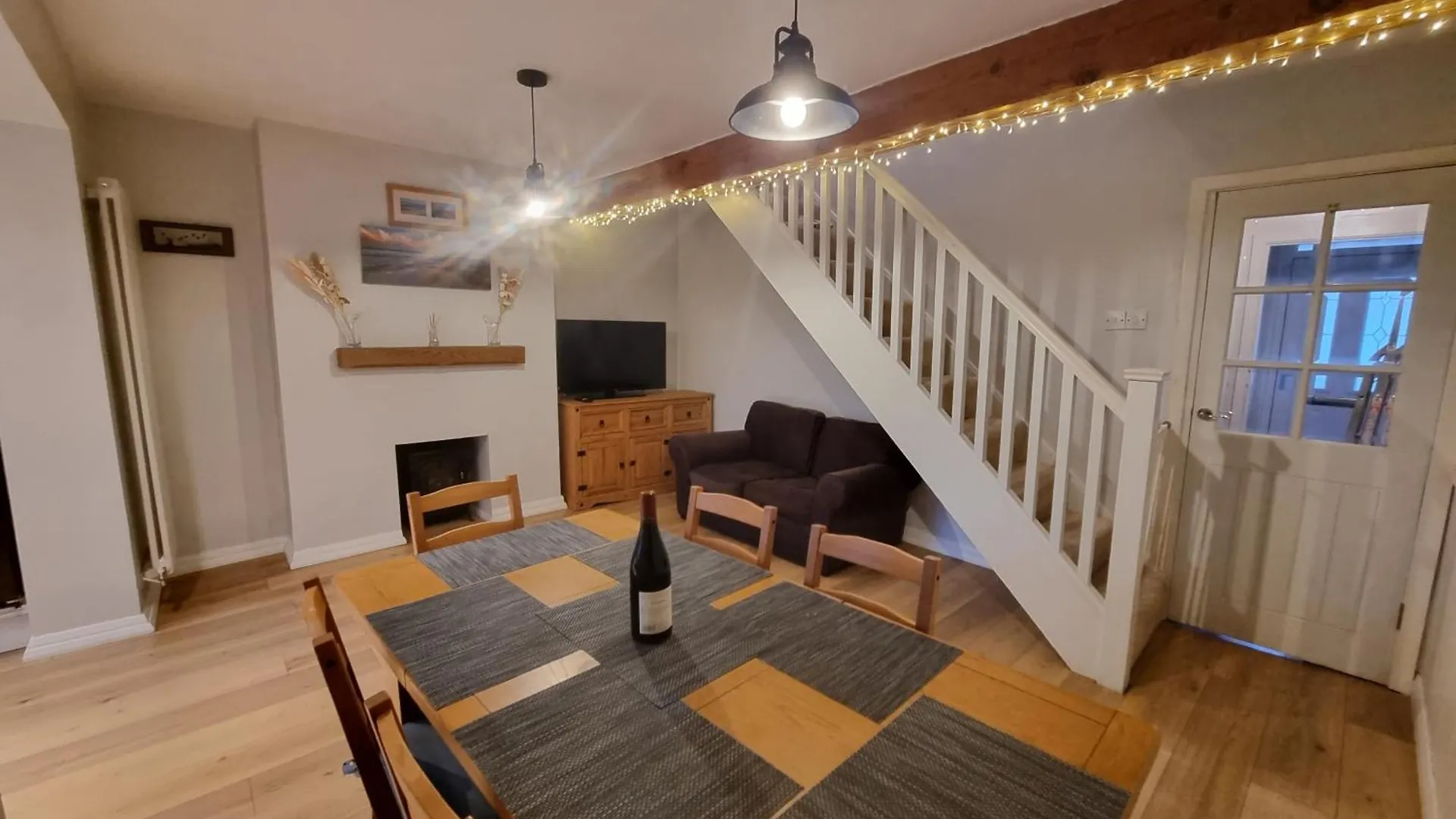 Tulip Cottage Hinderwell, Staithes & Whitby - 2 Night Min - Sleeps 6 - Pet Friendly Hinderwell